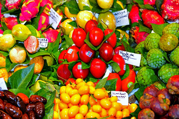 Mercat de la Boqueria in Barcelona, Spaniens berühmter, lebhafter öffentlicher Markt, der keine Wünsche offen läßt.Im Angebot Fleisch, Fisch, Obst, Gemüse und andere Lebensmittel