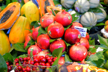 Mercat de la Boqueria in Barcelona, Spaniens berühmter, lebhafter öffentlicher Markt, der keine Wünsche offen läßt.Im Angebot Fleisch, Fisch, Obst, Gemüse und andere Lebensmittel