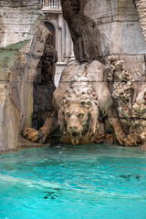 kamienny lew nad lazurową wodą - element pięknej fontanny 
