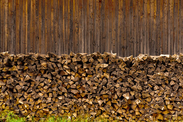 Holzstapel vor Holzwand © by-studio