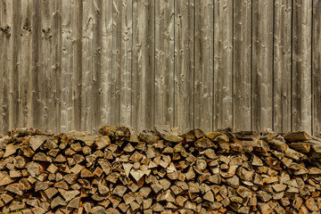 Holzstapel vor Holzwand © by-studio