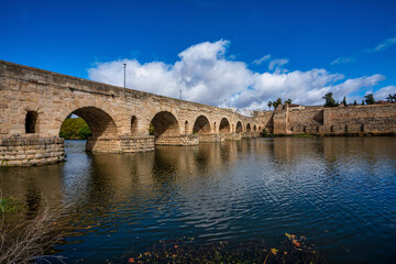 Fototapeta premium Puente Romano, the Roman Bridge in Merida with the Alcazaba, Extremadura, Spain