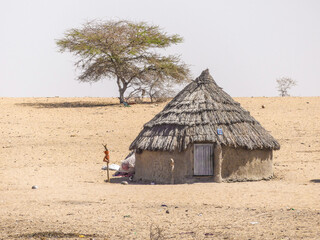 Une case au toit de chaume au Sahel, Tchad