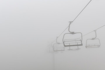 Wyciąg znikający w gęstej mgle