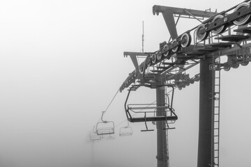 gęsta mgła pochłania wyciąg narciarski - obrazy, fototapety, plakaty