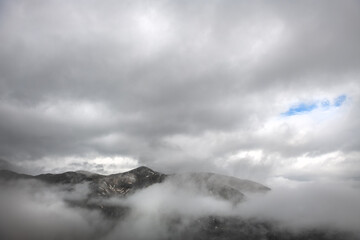 Tatry pokryte gęstymi chmurami - obrazy, fototapety, plakaty
