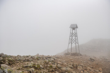 Dzwon na Kasprowym Wierchu używany był dawniej do ratunkowej sygnalizacji w złych warunkach pogodowych: podczas gęstej mgły, dużego zachmurzenia, itd.