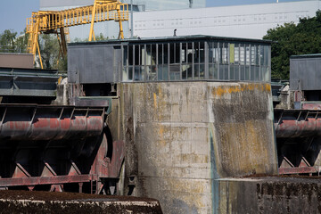 A floodgate of a hydropower plant with a machine house.
