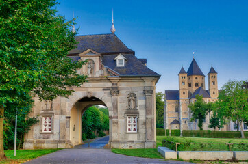 Historisches Kloster mit Tor in Knechtsteden
