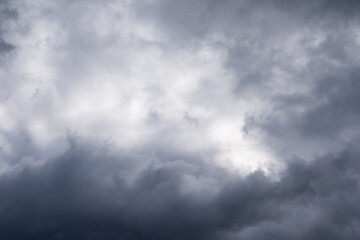 nubes en el cielo tormentoso