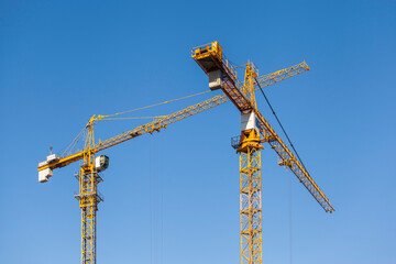 Naklejka premium construction site with cranes against the blue sky