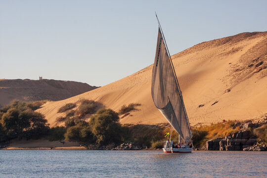 Barcos navegando sobre el r&iacute;o Nilo en Egipto