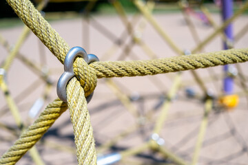 Klettergerüst auf Kinderspielplatz