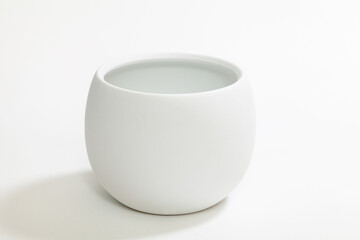 観葉植物を入れる白い陶器の植木鉢
