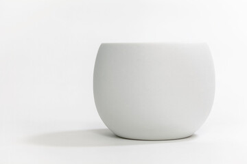白い磁器の植木鉢