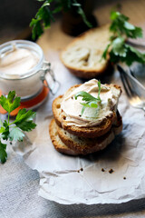 Riet salmão com queijo macio e salmão defumado.