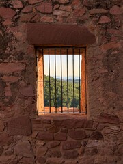 Fototapeta premium ventana con barrotes, naturaleza entre rejas