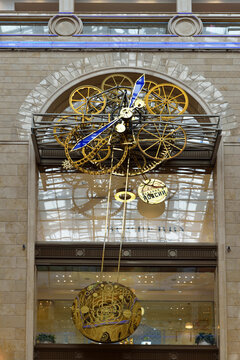 Children's World Department Store (Detskiy Mir). Mechanism of clock has height of 13 meters and a width of 7 meters. It consists of 21 large gears and 13 meters pendulum