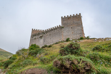 Fototapeta na wymiar Castillo defensivo de la edad media de Argueso en Cantabria España Europa