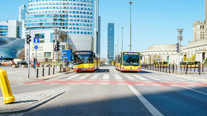 Fototapeta na wymiar Autobusy w mieście