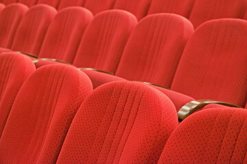 Obraz premium Empty red cinema or theater seats
