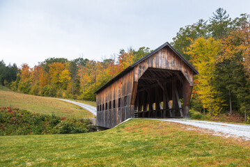 Fototapeta na wymiar Old covered bridge in Vermont in autumn