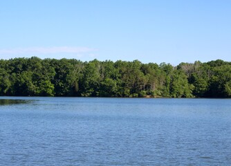 Obraz premium The ripples on the peaceful lake on a sunny day.