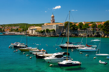 Krk Kroatien Boote Hafen Bucht Segeln Törn Panorama Mittelmeer Adria Insel mediterran Sommer...