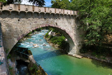 Fototapeta na wymiar Meran, Merano, Steinerner Steg, Brücke, Gilf, Sommerpromenade, Passer, Südtirol