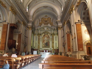 Fototapeta na wymiar Innenraum der Kathedrale von Civitavecchia Italien