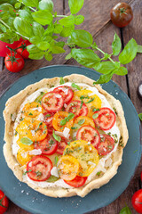 Rustikale Quiche mit frischen Tomaten