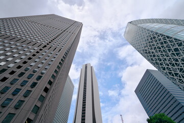 Fototapeta na wymiar 新宿の天に突き出るビルの合間に見える空