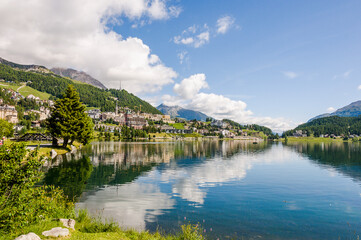 St. Moritz, St. Moritzersee, Bergsee, Fischerboote, Oberengadin, Corviglia, Alpen, Piz Nair, Piz Corviglia, Corviglia, Wanderweg, Wassersport, Seenplatte, Malojawind, Graubünden, Sommer, Schweiz