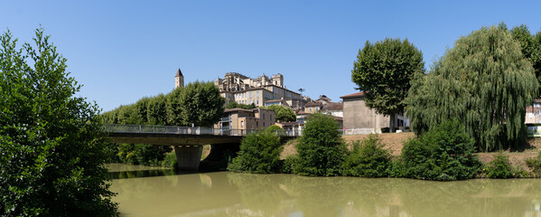 Fototapeta na wymiar Vue panoramique sur la ville d'Auch, Gers