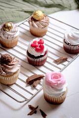 cupcakes blanco rojo café rosa en una mesa blanca con temática de amor y amistad
