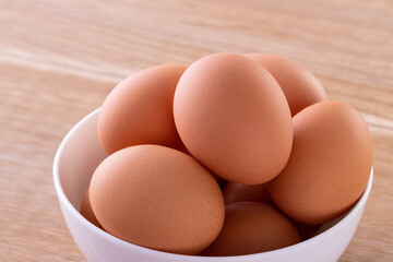 テーブルの上の卵  