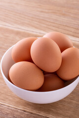 テーブルの上の卵  