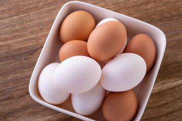 テーブルの上の卵 