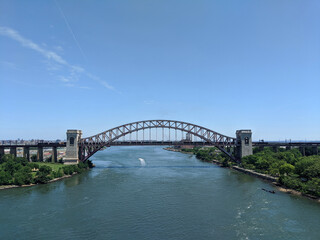 Fototapeta na wymiar The Hell Gate Bridge connecting Astoria, Randall's Island and the Bronx