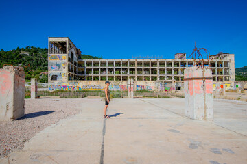 Femme dans le Parc des Pr&eacute;s-de-Vaux &agrave; Besan&ccedil;on