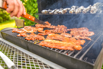 Strips af bacon or bread on a black grill.