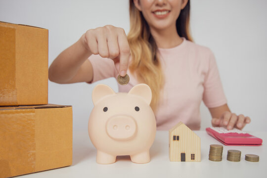 Asian women are saving money to use the future capital uncle and for emergency use