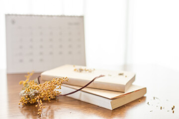 Obraz premium 読書の秋のイメージ画像にミモザとカレンダーを添えて