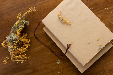 読書の秋、本とミモザのドライフラワー