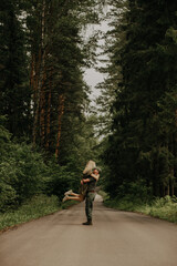 Obraz premium The couple is embrace in a pine forest.