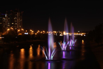Fototapeta na wymiar fountain in the night city Kiev