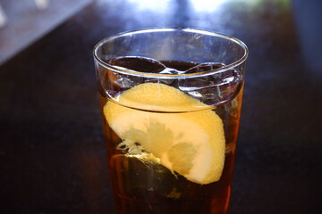 Vaso de té helado en terraza