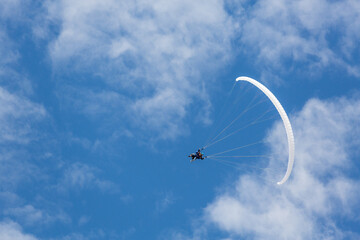 Weisser Tandem-Gleitschirm Wingover vor blauem Himmel