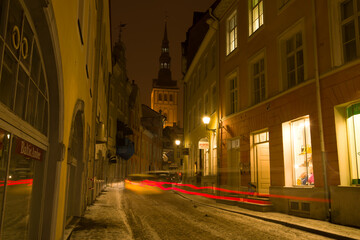 Fototapeta na wymiar Late winter evening on the street of the old town. Tallinn, Estonia