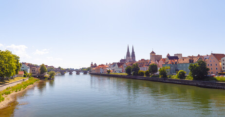 Fototapeta premium Pejzaż miejski Regensburg z rzeką Dunaj